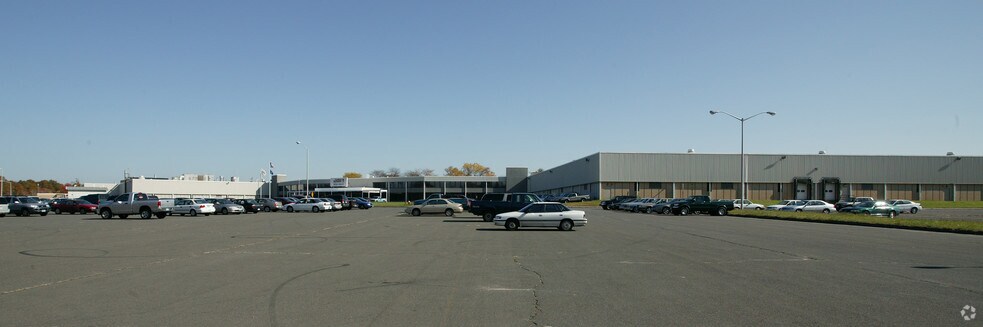 225 Episcopal Rd, Berlin, CT à louer - Photo du bâtiment - Image 2 de 10