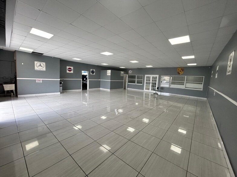 1031 E 49th St, Hialeah, FL for lease - Interior Photo - Image 2 of 3