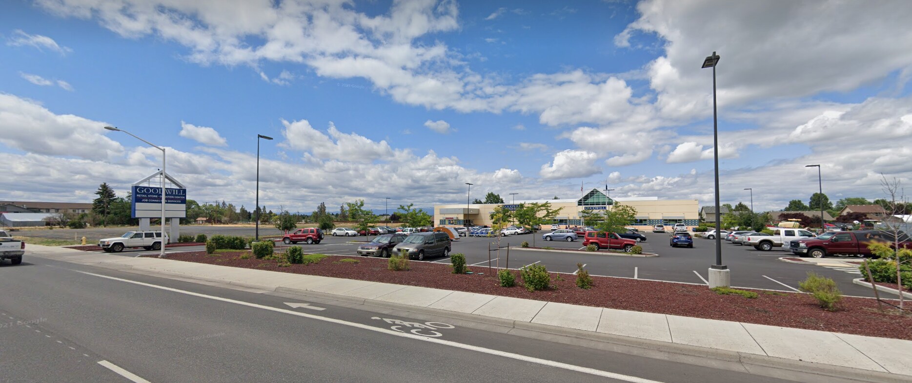 2067 N Hwy 97, Redmond, OR à louer Photo du bâtiment- Image 1 de 2