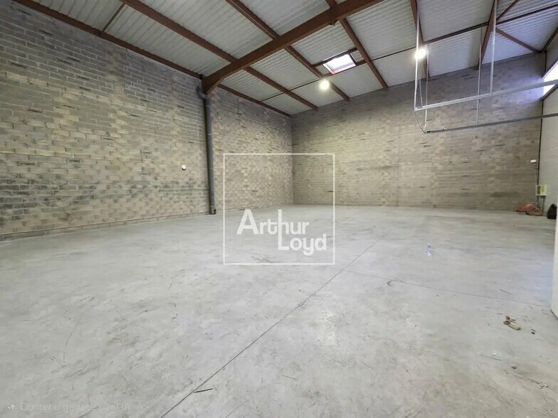 Flex in Étréchy for lease - Interior Photo - Image 3 of 5