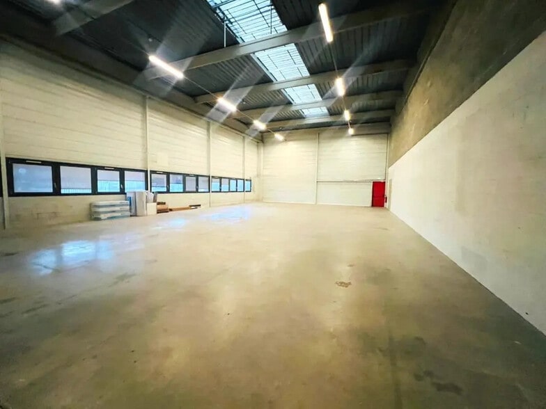 Flex in Trappes for lease - Building Photo - Image 1 of 6