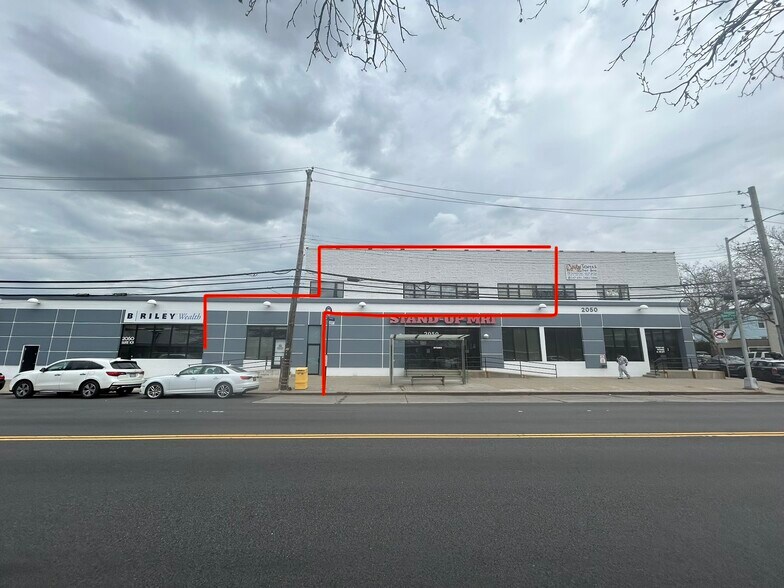 2050 E Eastchester Rd, Bronx, NY à louer - Photo du bâtiment - Image 1 de 11