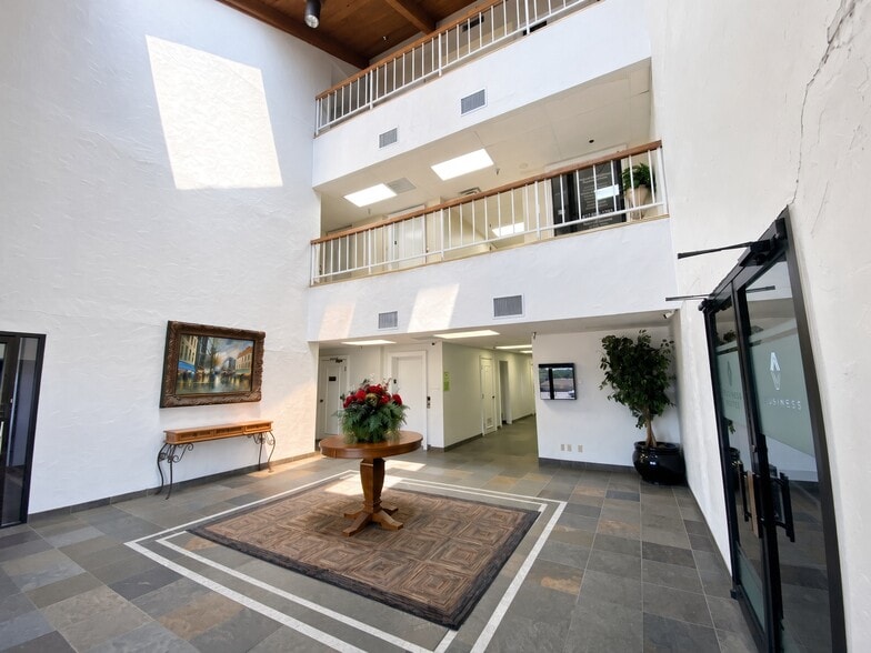 3901 Airport Fwy, Bedford, TX for lease - Lobby - Image 3 of 49