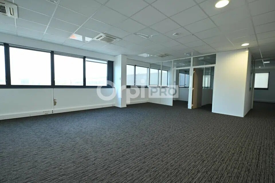 Office in Meyzieu for lease Interior Photo- Image 1 of 20