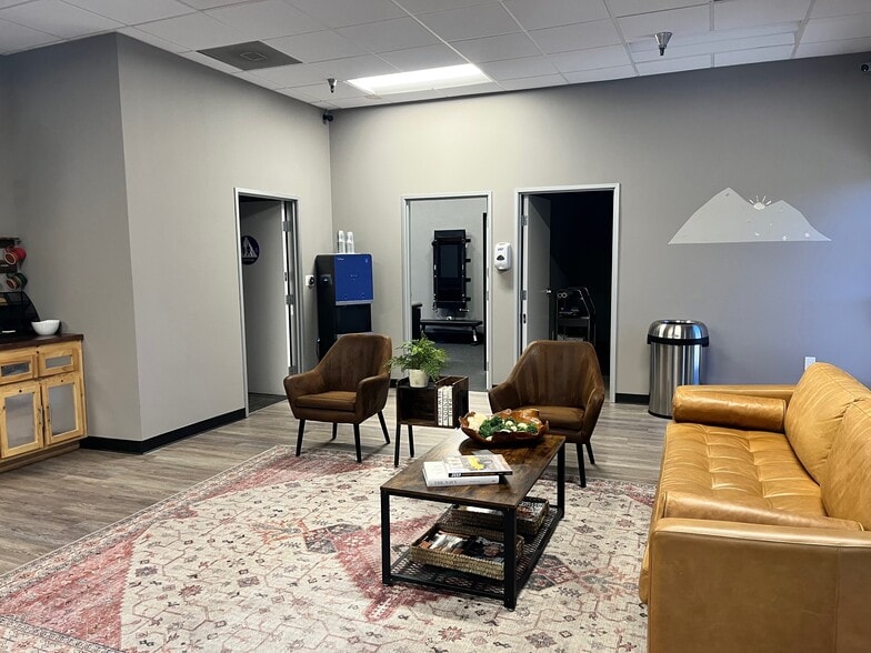 1090 Lawrence Dr, Newbury Park, CA for lease - Lobby - Image 3 of 17