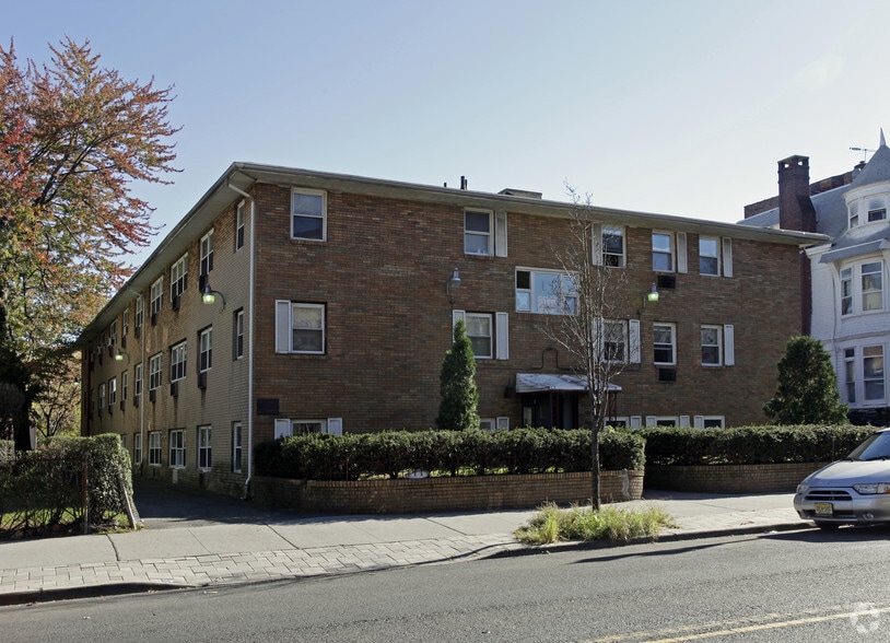 590 Bergen Ave, Jersey City, NJ for sale - Primary Photo - Image 1 of 3