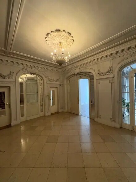 5 Rue Balzac, Paris for lease - Building Photo - Image 3 of 13