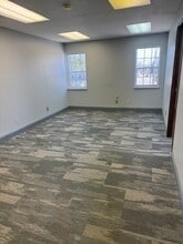 19220 Lorain Rd, Fairview Park, OH à louer Photo intérieure- Image 1 de 5