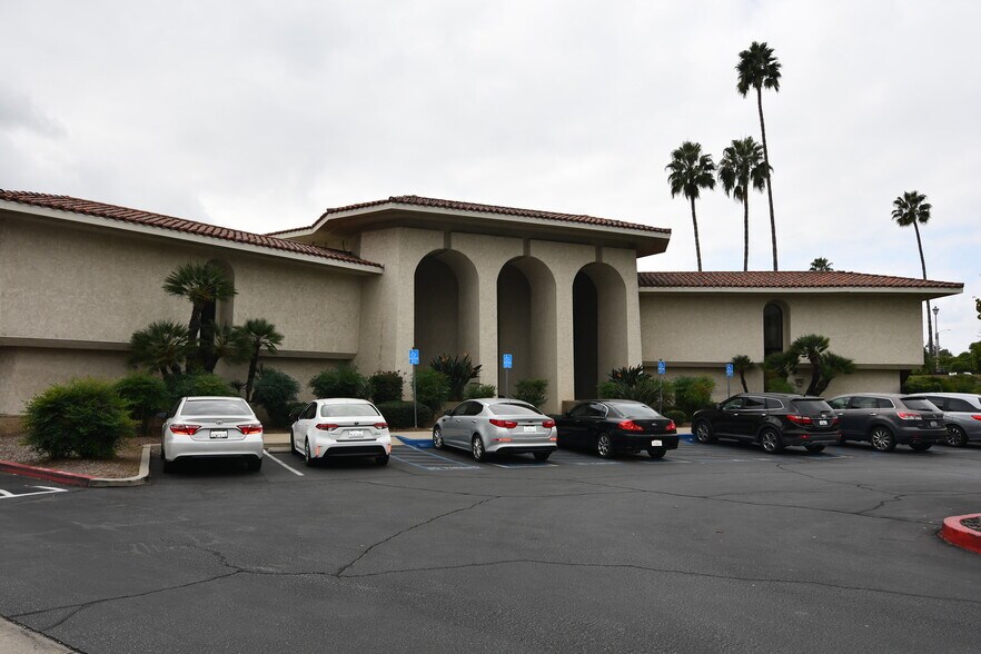 1334 W Covina Blvd, San Dimas, CA à louer - Photo du bâtiment - Image 2 de 5
