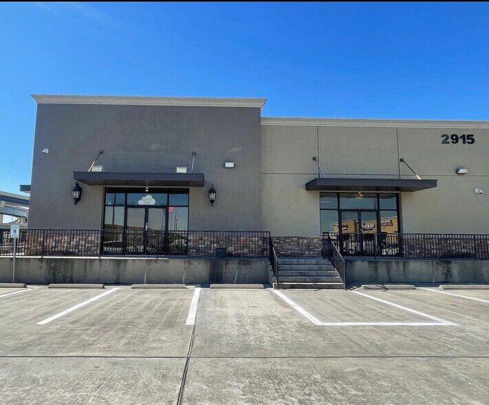 2915 S Sam Houston Pky E, Houston, TX à louer - Photo du bâtiment - Image 1 de 6