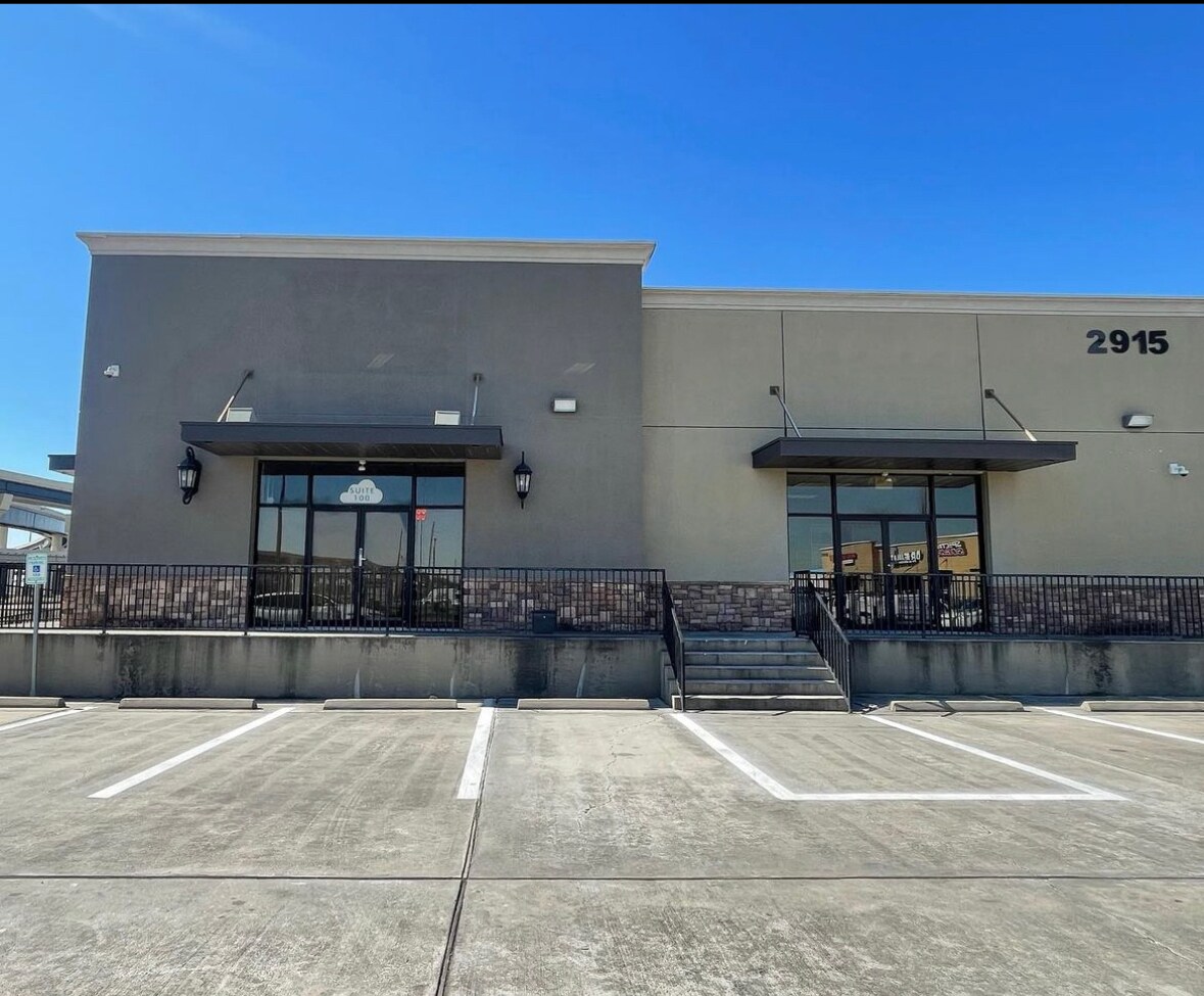 2915 S Sam Houston Pky E, Houston, TX à louer Photo du bâtiment- Image 1 de 7