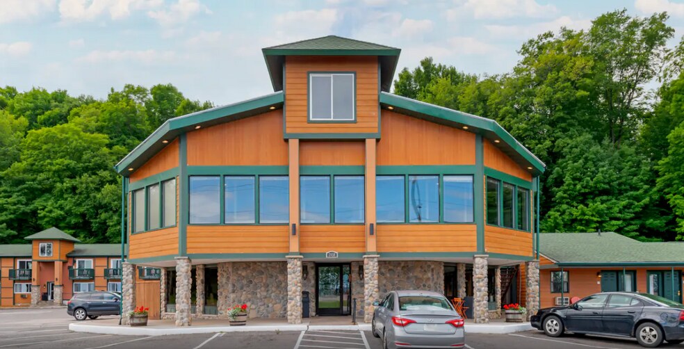 2050 S US 41, Marquette, MI à vendre - Photo du bâtiment - Image 2 de 42