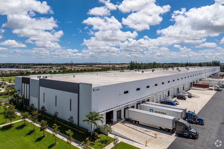 3740 W 104th St, Hialeah, FL à louer - Photo du bâtiment - Image 2 de 20