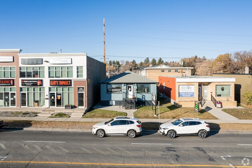 2713 Centre St NW, Calgary, AB à vendre - Photo du bâtiment - Image 3 de 12