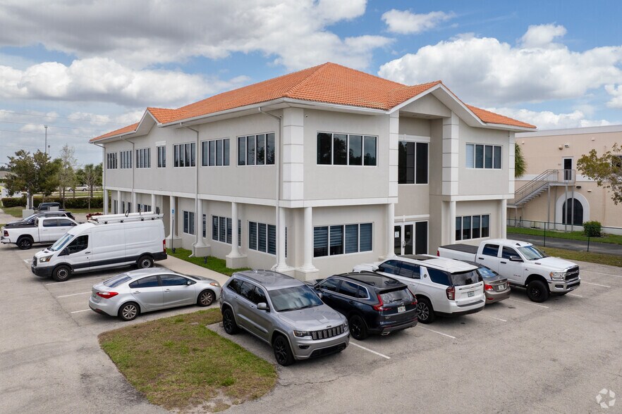 3620 Colonial Blvd, Fort Myers, FL à louer - Photo du bâtiment - Image 2 de 8