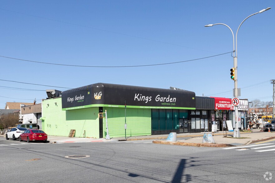 Marine Park Retail Portfolio portfolio of 2 properties for sale on LoopNet.ca - Primary Photo - Image 2 of 2