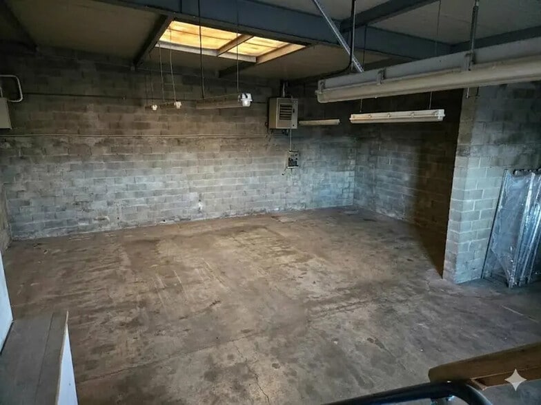 19 Rue Du Pont D'Arthaud, Messimy for lease - Interior Photo - Image 1 of 5