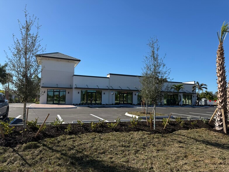 9985 Estero Oaks Dr, Fort Myers, FL à louer - Photo du bâtiment - Image 2 de 9