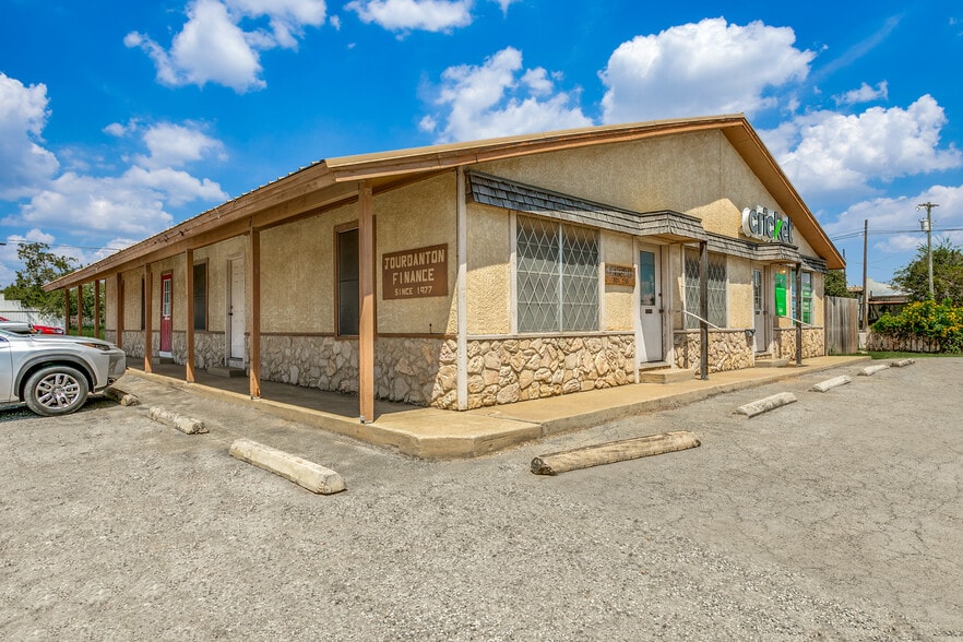 901 Oak St, Jourdanton, TX for sale - Building Photo - Image 3 of 19