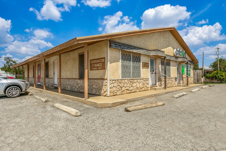 901 Oak St, Jourdanton, TX à vendre - Photo du bâtiment - Image 3 de 19