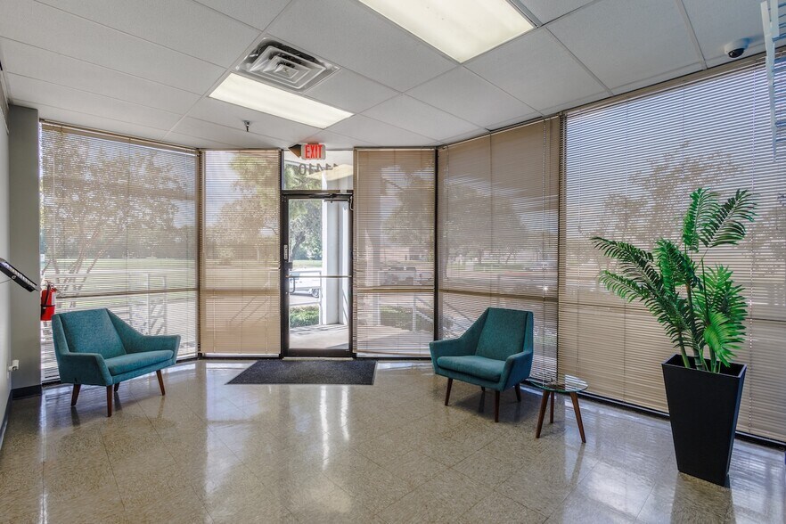 11410-11420 Mathis Ave, Farmers Branch, TX à louer - Photo du bâtiment - Image 3 de 42