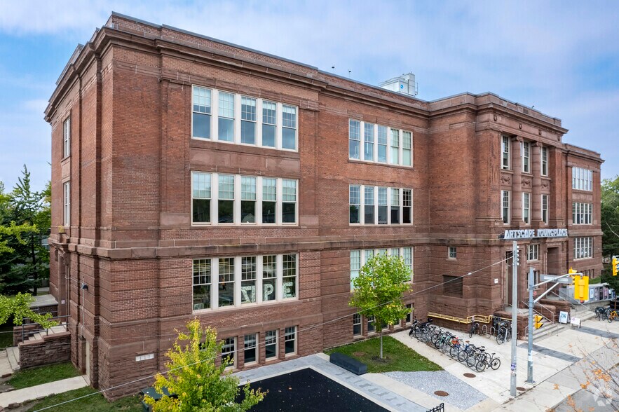 180 Shaw St, Toronto, ON à vendre - Photo du bâtiment - Image 2 de 3