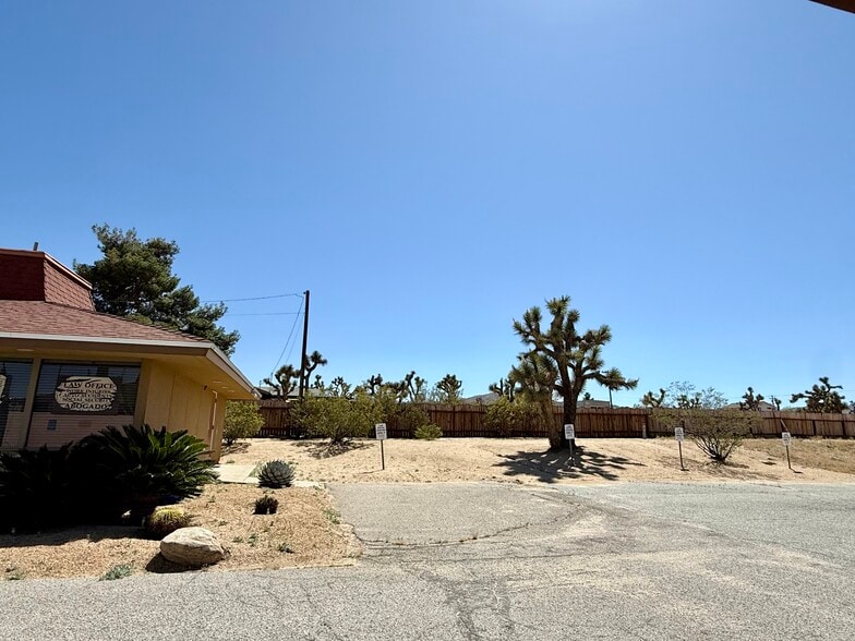 7328 Valley Vista Ave, Yucca Valley, CA à vendre - Photo du bâtiment - Image 2 de 7