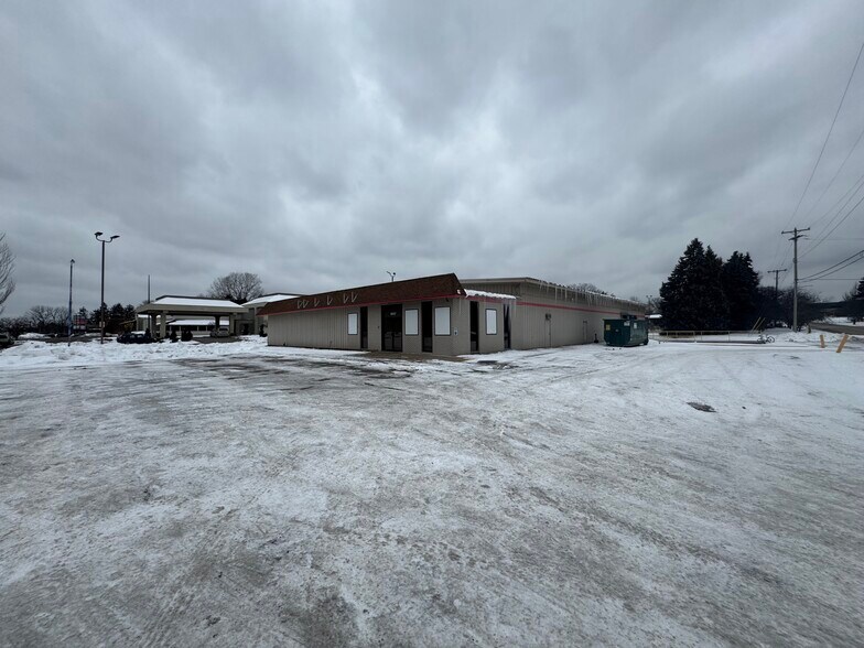 5007 28th St SE, Grand Rapids, MI à vendre - Photo du bâtiment - Image 2 de 5