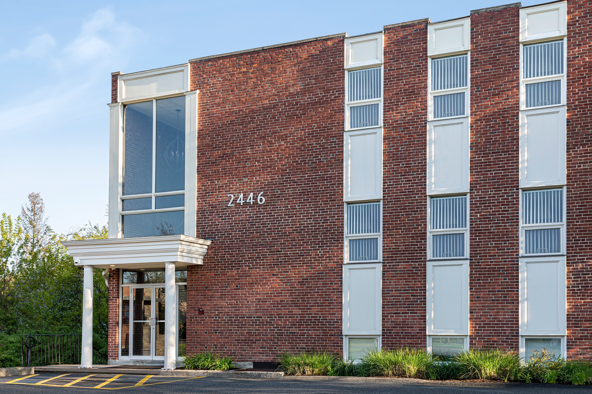 2446 Albany Ave, West Hartford, CT à louer Photo du bâtiment- Image 1 de 2