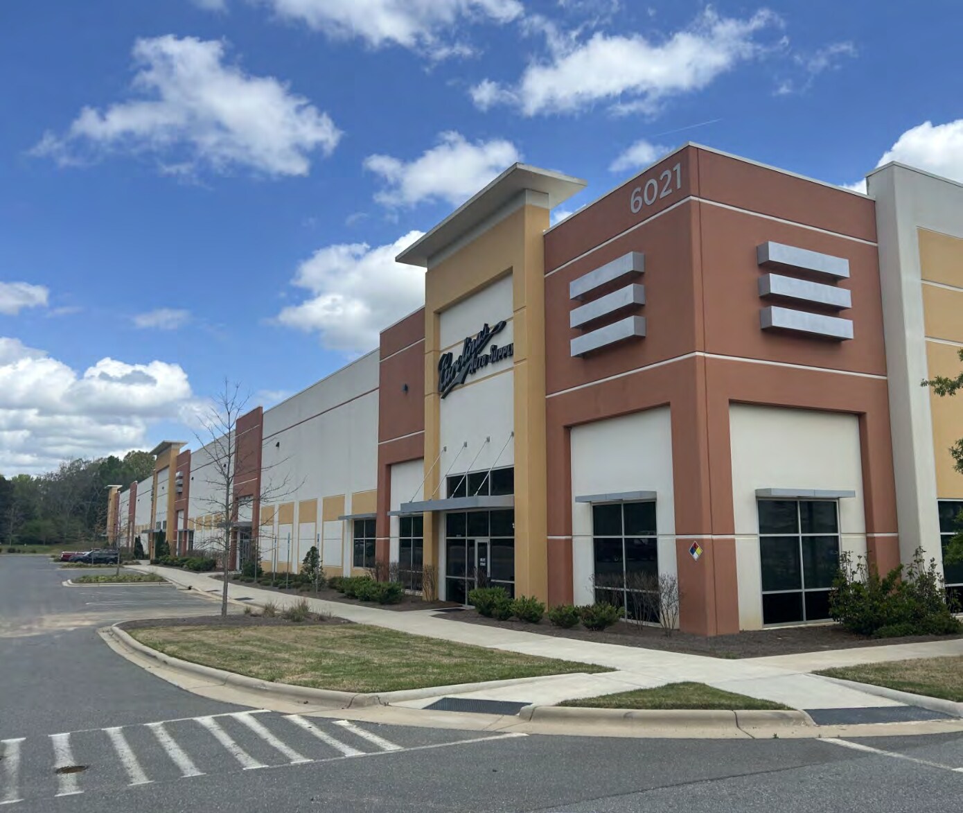 6021 Airport Dr, Charlotte, NC for lease Building Photo- Image 1 of 4
