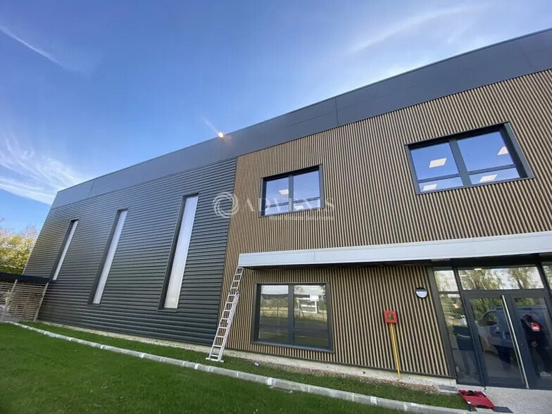 Flex in Trappes for lease - Building Photo - Image 2 of 11