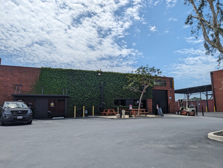 4510 W Vanowen St, Burbank, CA à louer - Photo du bâtiment - Image 2 de 29