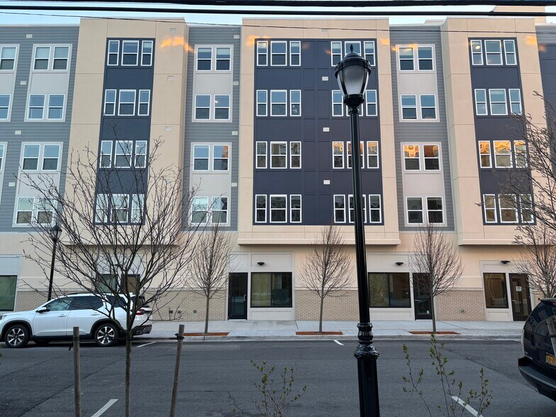159 Main St, Hempstead, NY à louer - Photo du bâtiment - Image 3 de 17