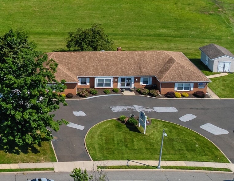 413 Hood Blvd, Fairless Hills, PA à vendre - Photo du bâtiment - Image 3 de 8