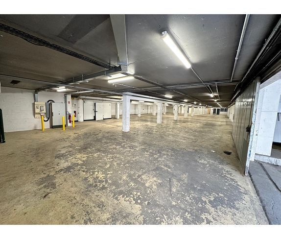Industrial in Montrouge for lease Building Photo- Image 1 of 7
