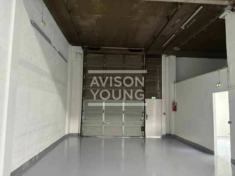 Flex in Gennevilliers for lease - Interior Photo - Image 2 of 5