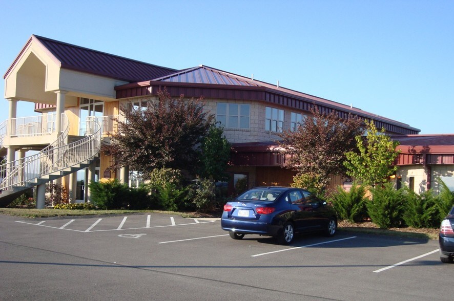 100 Emerson Ln, Bridgeville, PA à louer - Photo du bâtiment - Image 2 de 3