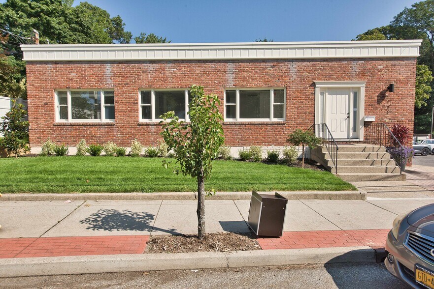 121 Pulaski Rd, Kings Park, NY à vendre - Photo du bâtiment - Image 2 de 22