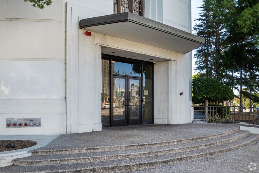 4680 Wilshire Blvd, Los Angeles, CA à vendre - Photo du bâtiment - Image 3 de 6