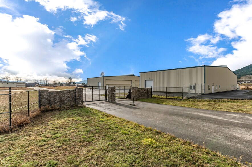 1189 Woodland Dr, Sandpoint, ID à vendre - Photo du bâtiment - Image 2 de 16