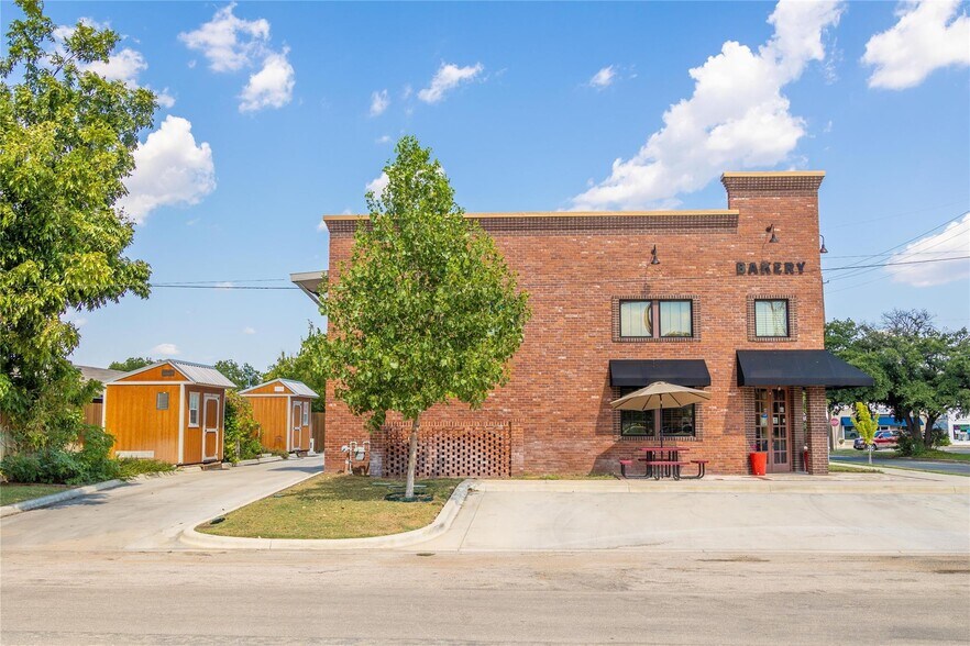 301 E Brown St, San Saba, TX à vendre - Photo du bâtiment - Image 2 de 30
