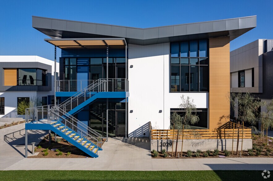 3001 N Hollywood Way, Burbank, CA à louer - Photo du bâtiment - Image 2 de 25