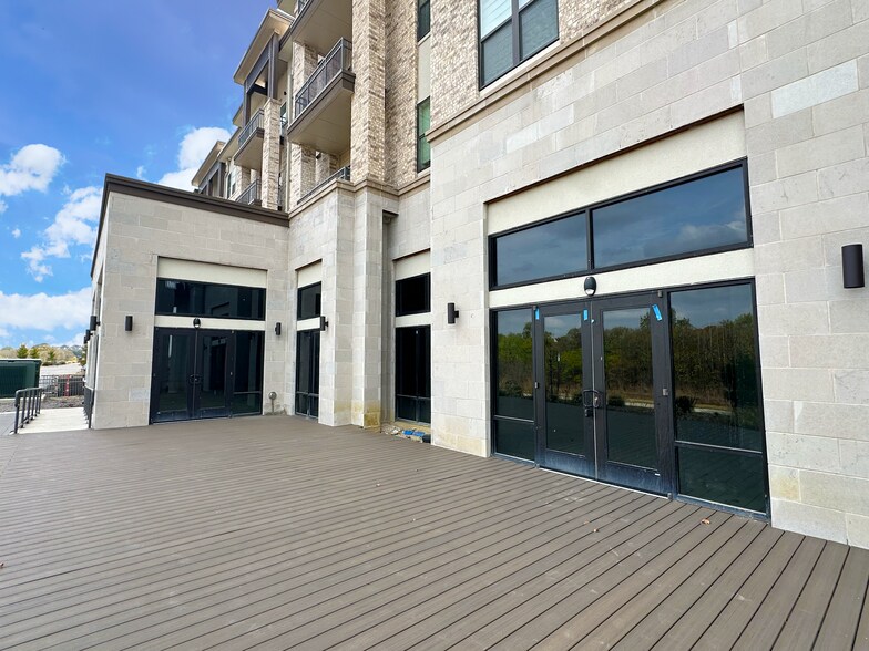 2700 Old Denton Rd, Carrollton, TX à louer - Photo du bâtiment - Image 2 de 5