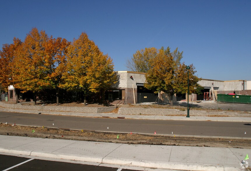 35-49 Central St, Circle Pines, MN à louer - Photo du bâtiment - Image 2 de 5