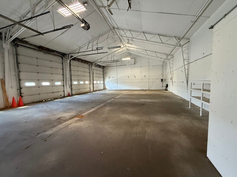 369 Big Bay Rd, Queensbury, NY à louer - Photo du bâtiment - Image 3 de 9