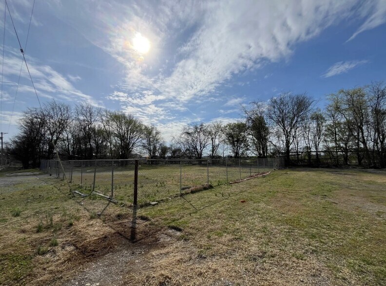 2751 E Marshall St, Charleston, MO à louer - Photo du bâtiment - Image 2 de 5