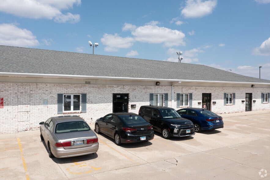 303 Landmark Dr, Normal, IL for lease - Building Photo - Image 3 of 5