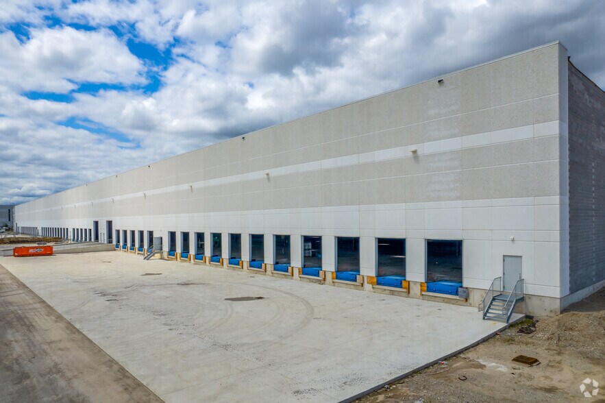 865 Gibraltar Rd, Vaughan, ON à louer - Photo du bâtiment - Image 3 de 11