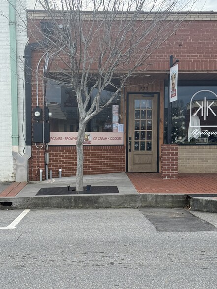 216-222 E Main, Yadkinville, NC for lease - Primary Photo - Image 1 of 8