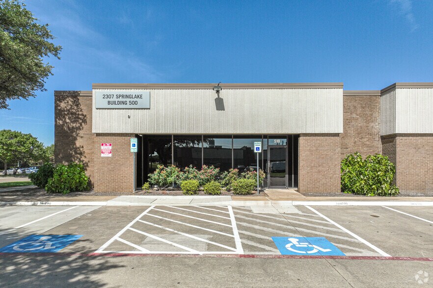 2307 Springlake Rd, Farmers Branch, TX à louer - Photo du bâtiment - Image 3 de 20